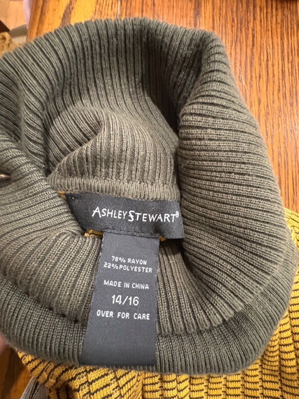 Fitted knit dress - Picture 3 of 3